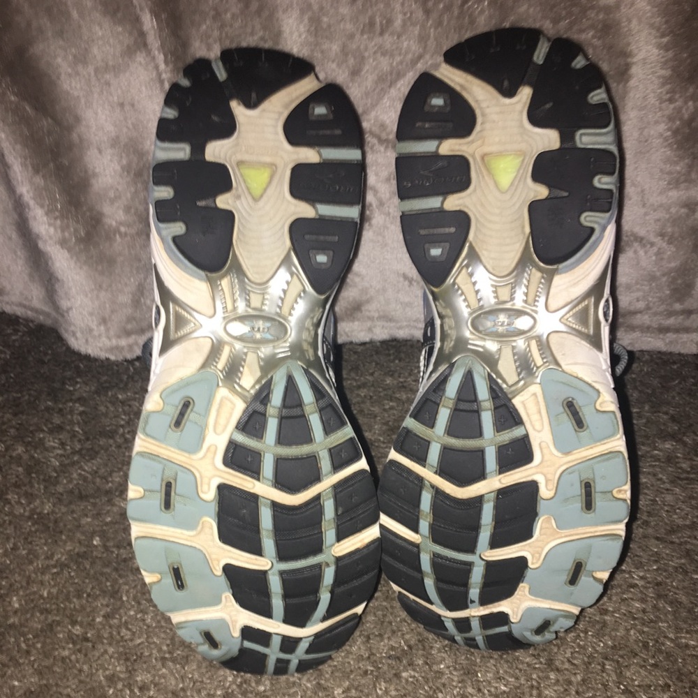Women’s Brooks - Picture 3 of 4